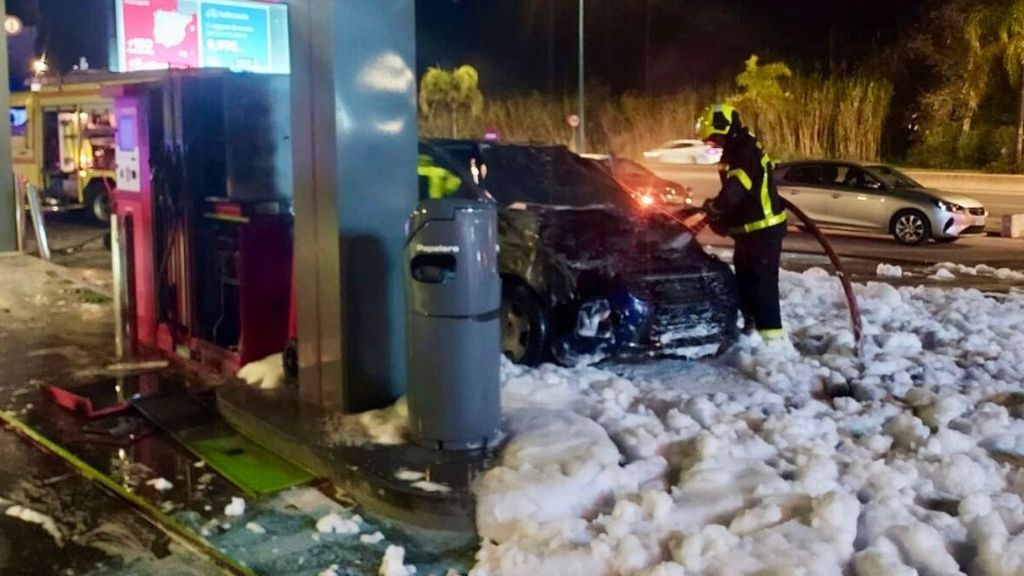 Furgoneta ardiendo en una gasolinera de Chiclana