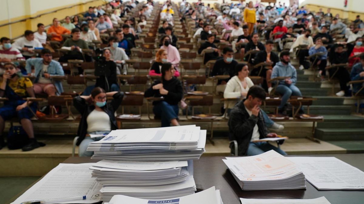 Imagen de archivo de estudiantes que escuchan la introducción a las pruebas de acceso a la universidad