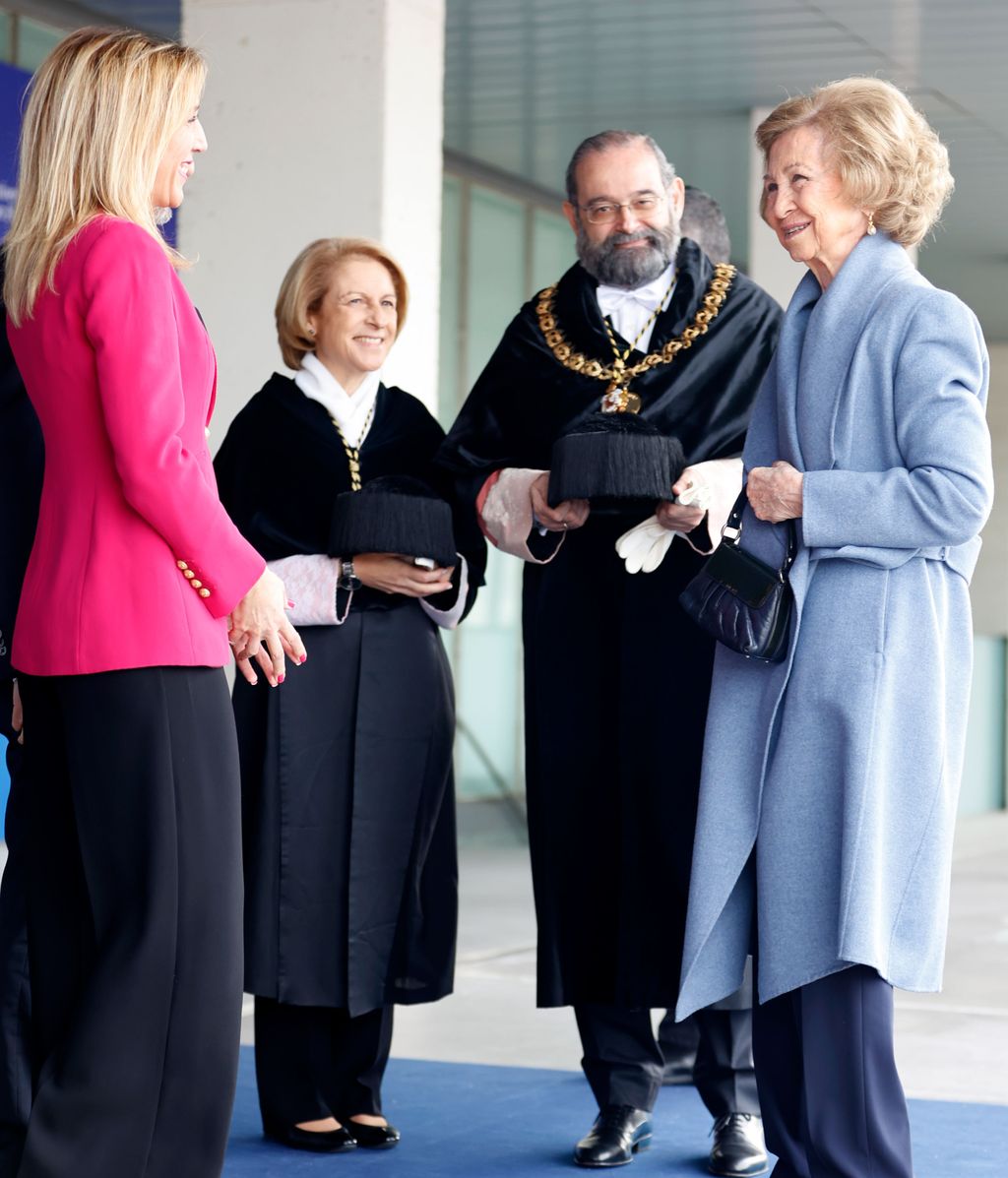 La alcaldesa de Alcorcón, Candelaria Testa, la rectora de la universidad CEU San Pablo, Rosa Visiedo, el Presidente de Asociación Católica de Propagandistas, Alfonso Bullón de Mendoza, y la Reina Sofía a su llegada al acto.