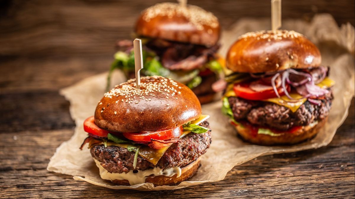 Los riesgos de comer una hamburguesa poco hecha