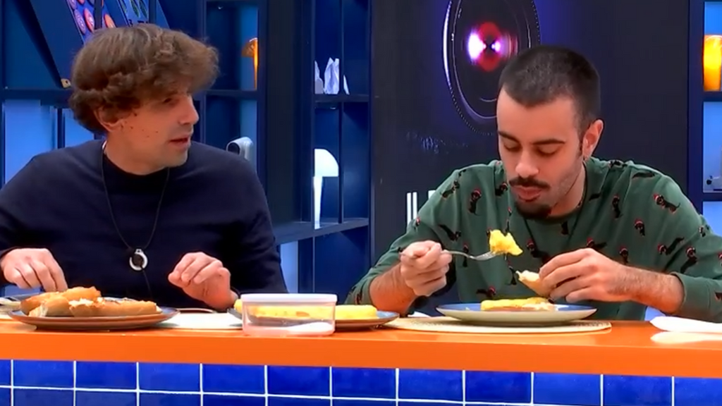 Óscar y Ruvens cenan tortilla de madrugada