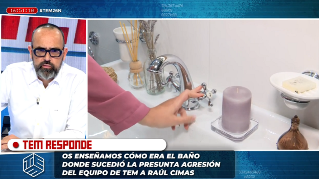 Risto Mejide atiende expectante el directo de María Oneto desde el baño de 'TEM'