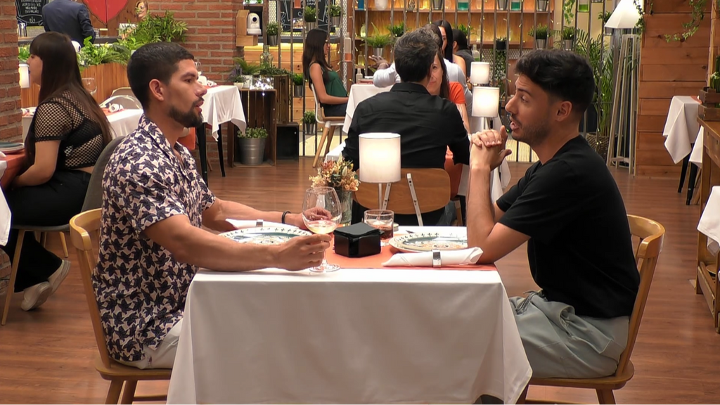 Santi y Andrés mantienen una cena muy romántica en 'First Dates'