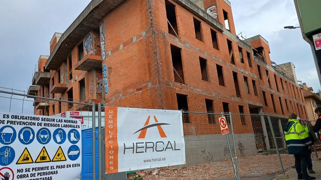 Un barrio de A Coruña celebra el derribo de un edificio okupado que llevaba años pidiendo