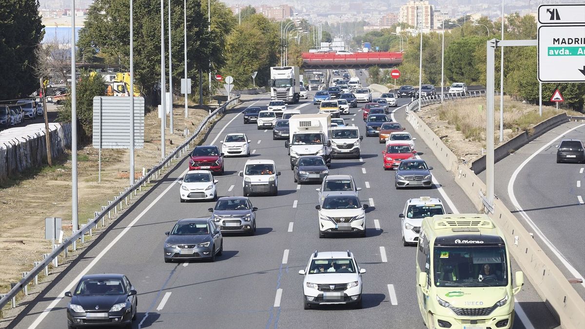 Varios vehículos en la A-4, a 31 de octubre de 2024, en Madrid (España)