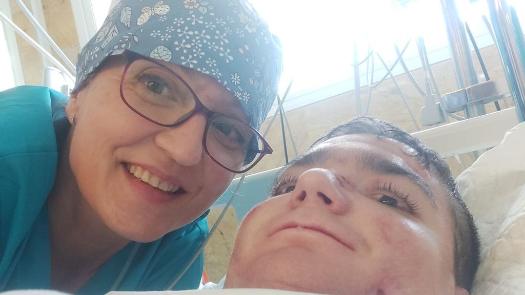 Virginia en el hospital junto a su hijo Adrián que padece "Piel de Mariposa"