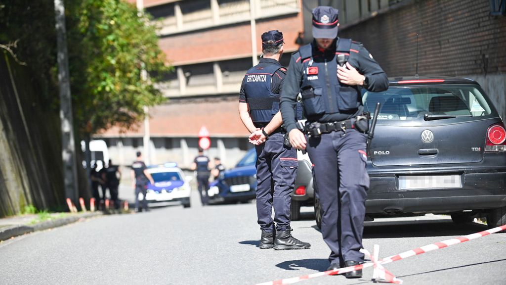 Agentes de la Ertzaintza preparados para una detención