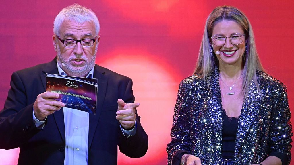 Anne Igartiburu y Leo Harlem presentando la gala benéfica