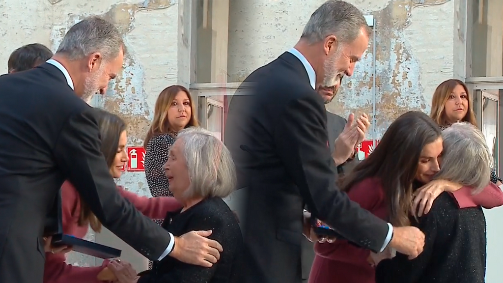 Así ha sido el emotivo abrazo de la reina Letizia a la madre de Itziar Castro, Lucía Rivadulla