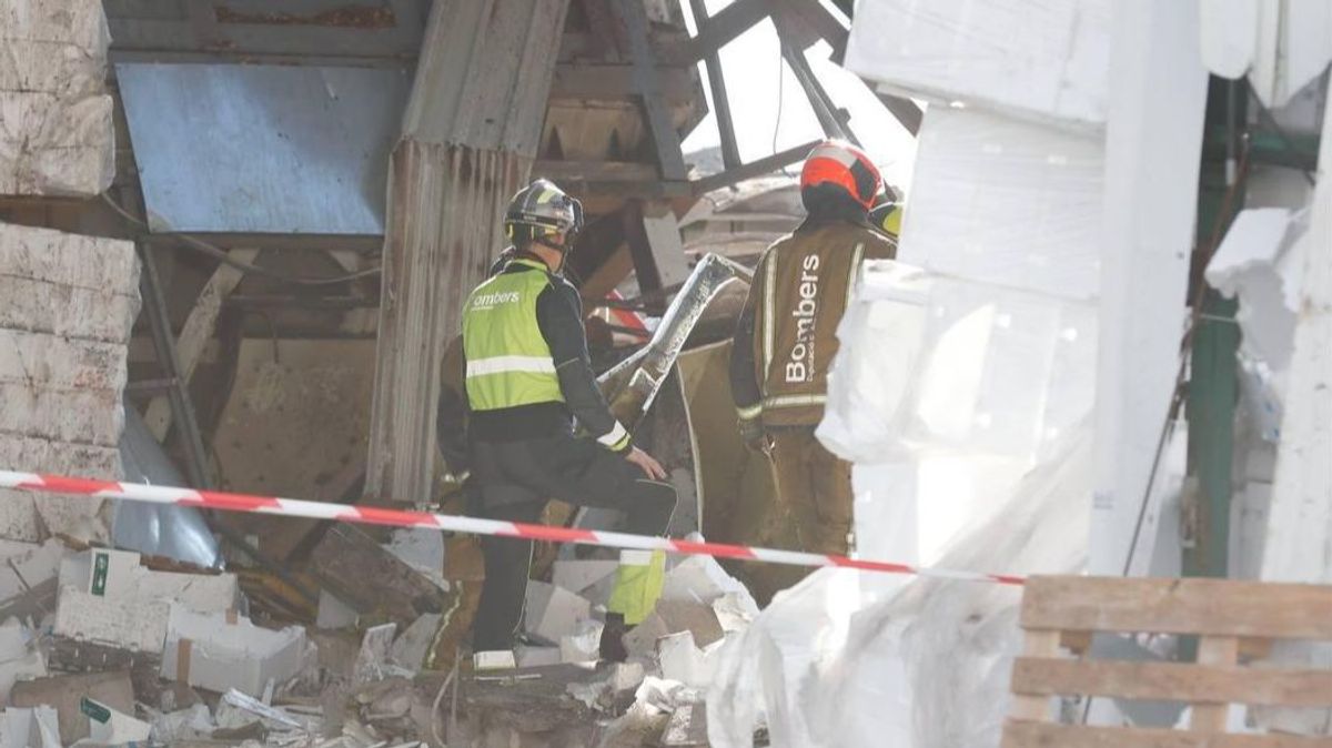 Bomberos trabajando en el interior de la fábrica siniestrada