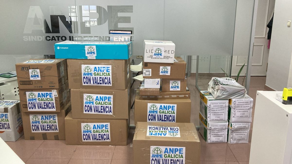 Cajas cargadas de material solidario preparadas para viajar a Valencia