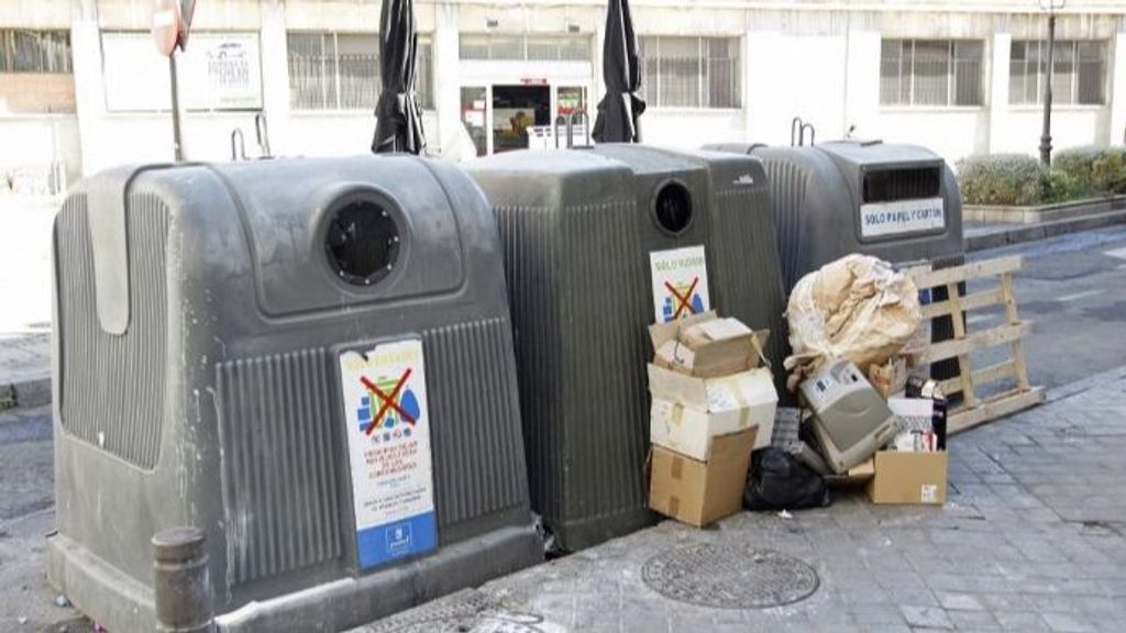 Contenedores  de basura con paquetes