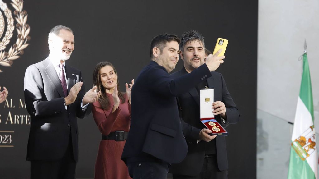 David y José Muñoz, de Estopa, se hacen un 'selfie' con el rey Felipe VI y la reina Letizia (Imagen: Cordon Press)