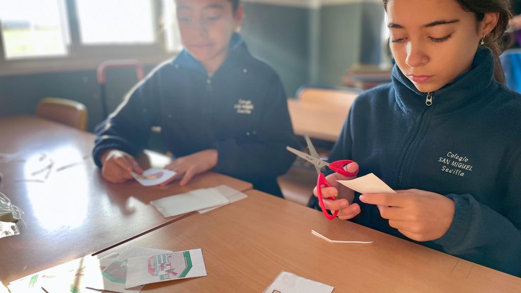 Dos alumnas de Primaria del Colegio San Miguel de Nervión realizan los comunicadores de pictogramas