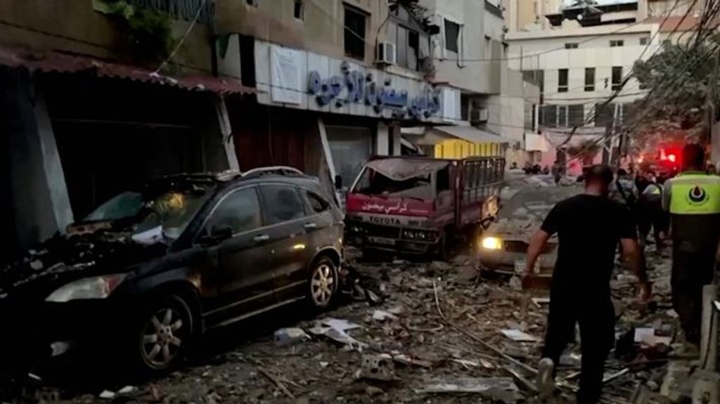 Estado de una calle del centro de Beirut tras los ataques aéreos de Israel.