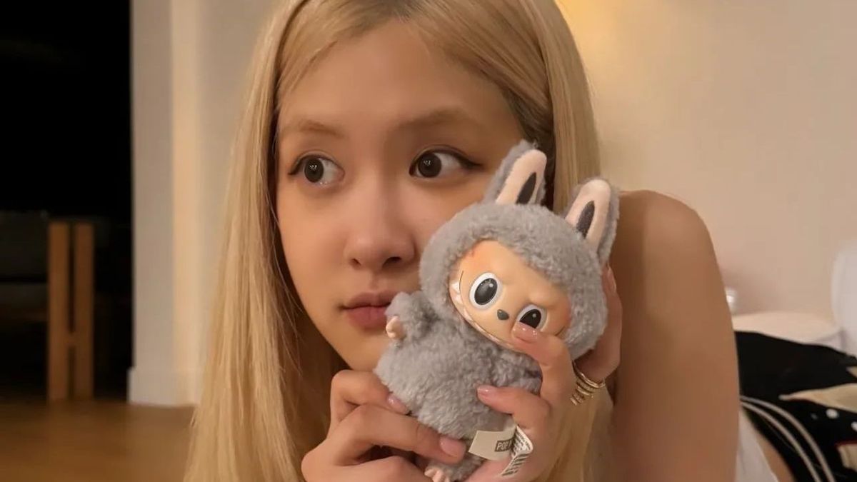 La cantante Rosé, de Blackpink, con un Labubu.