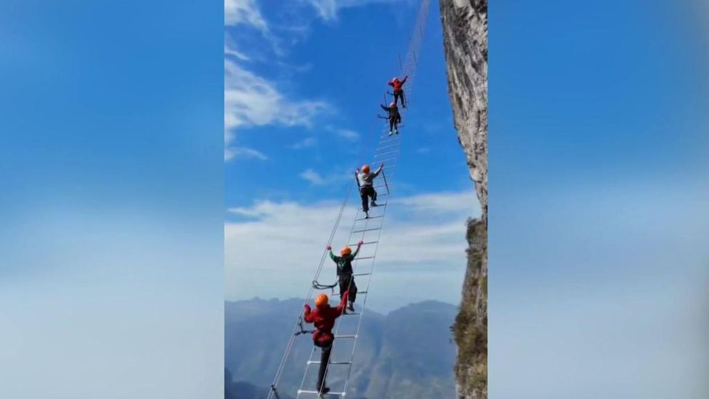 La Escalera al Cielo, la nueva atracción turística de China a 1.500 metros de altura que recibe miles de turistas al día