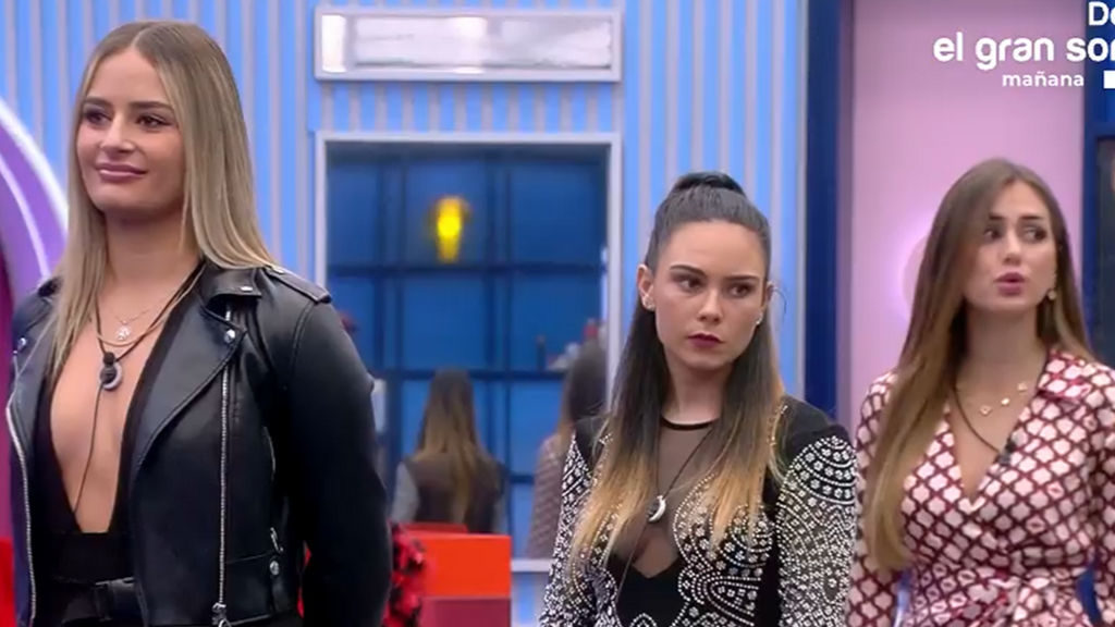 Laura ataca a Daniela