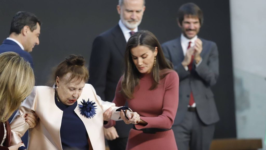 Letizia, ayudando a Gemma Cuervo a bajar del escenario