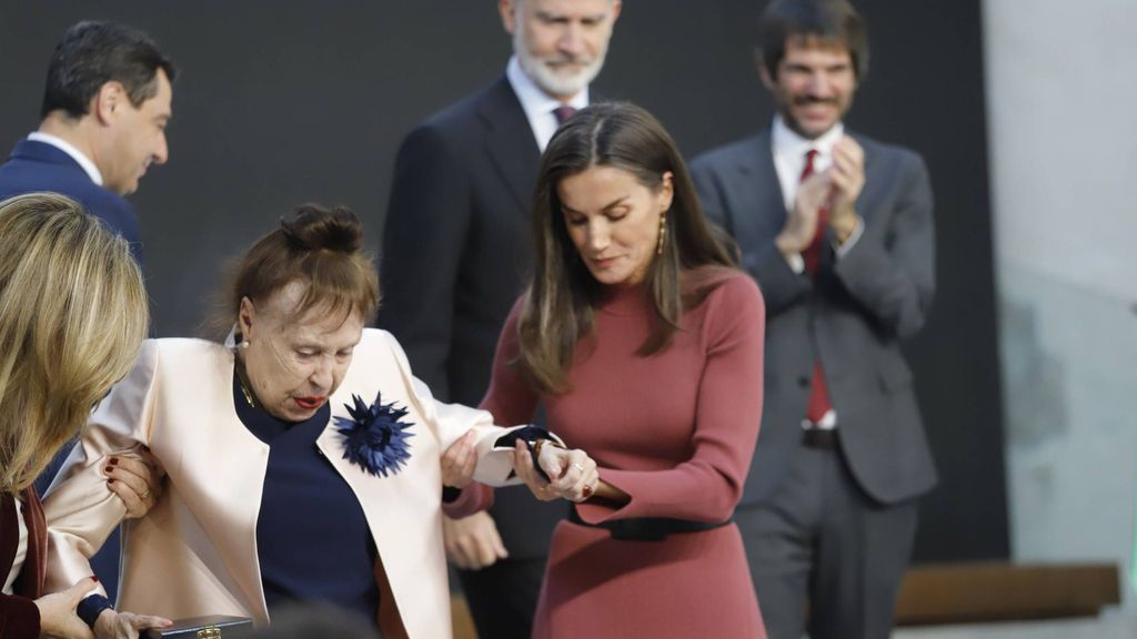 Letizia ayudando a Gemma Cuervo a bajar las escaleras este 27 de noviembre.