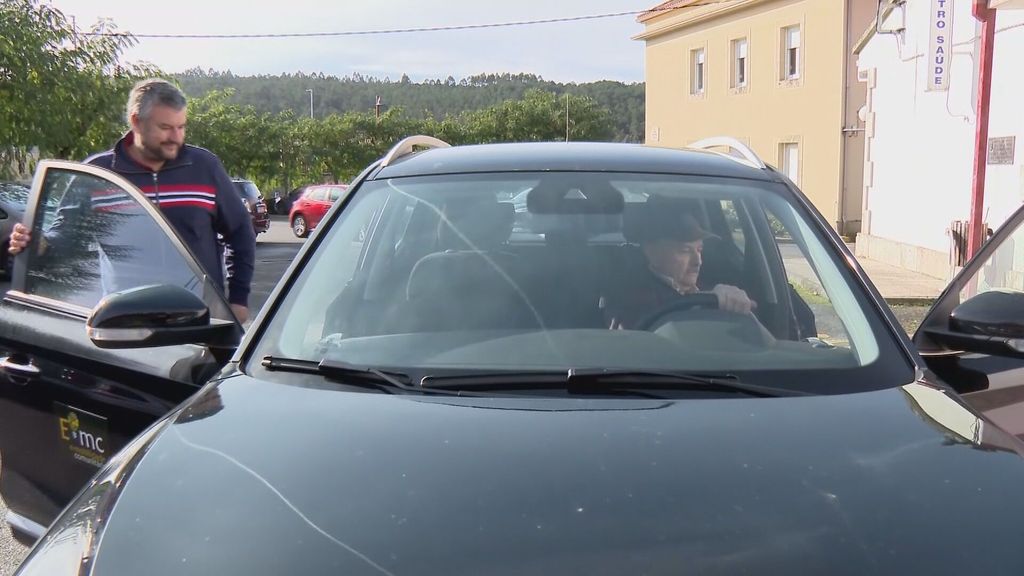 Los vecinos de Froxán, en A Coruña, comparten un solo coche para todos sus desplazamientos