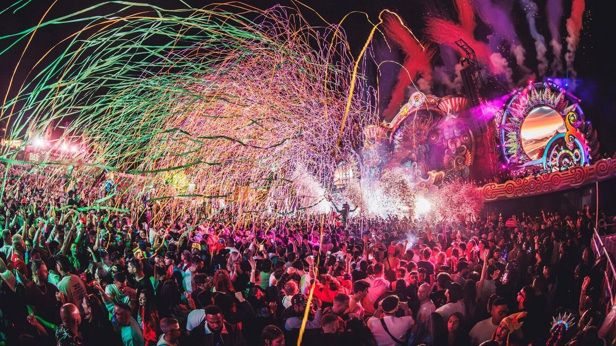 Miles de asistentes a una de las fiestas organizadas por Elrow