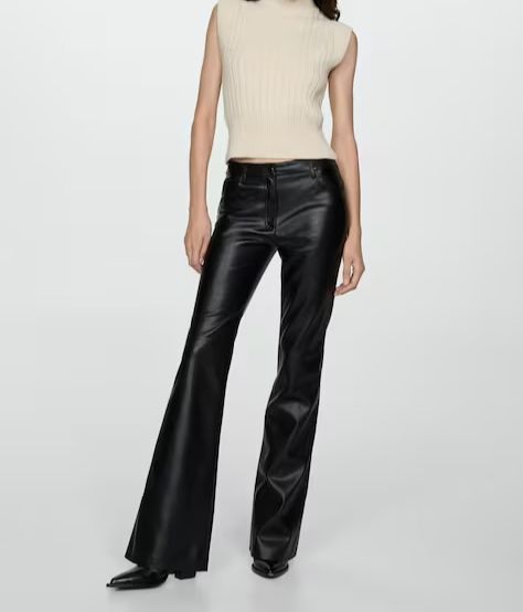 Pantalón efecto cuero, de Mango