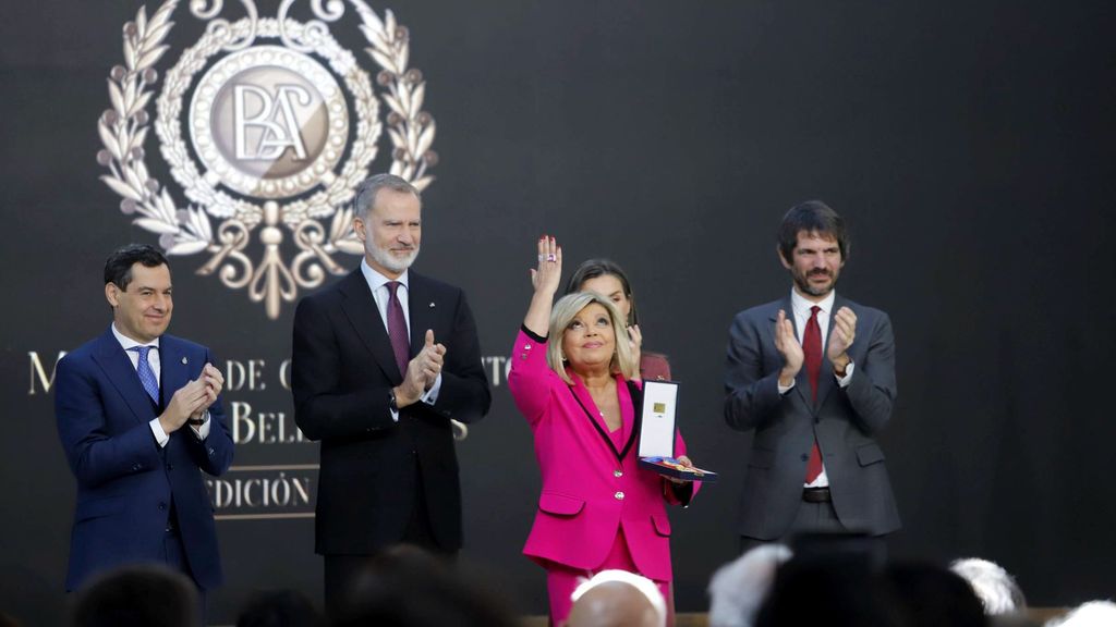 Terelu Campos, recogiendo el premio la Medalla de Oro en Bellas Artes a su madre