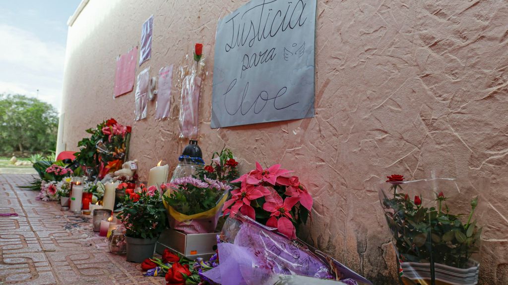 Velas y flores en el callejón donde Cloe, de 15 años, fue acuchillada en Orihuela