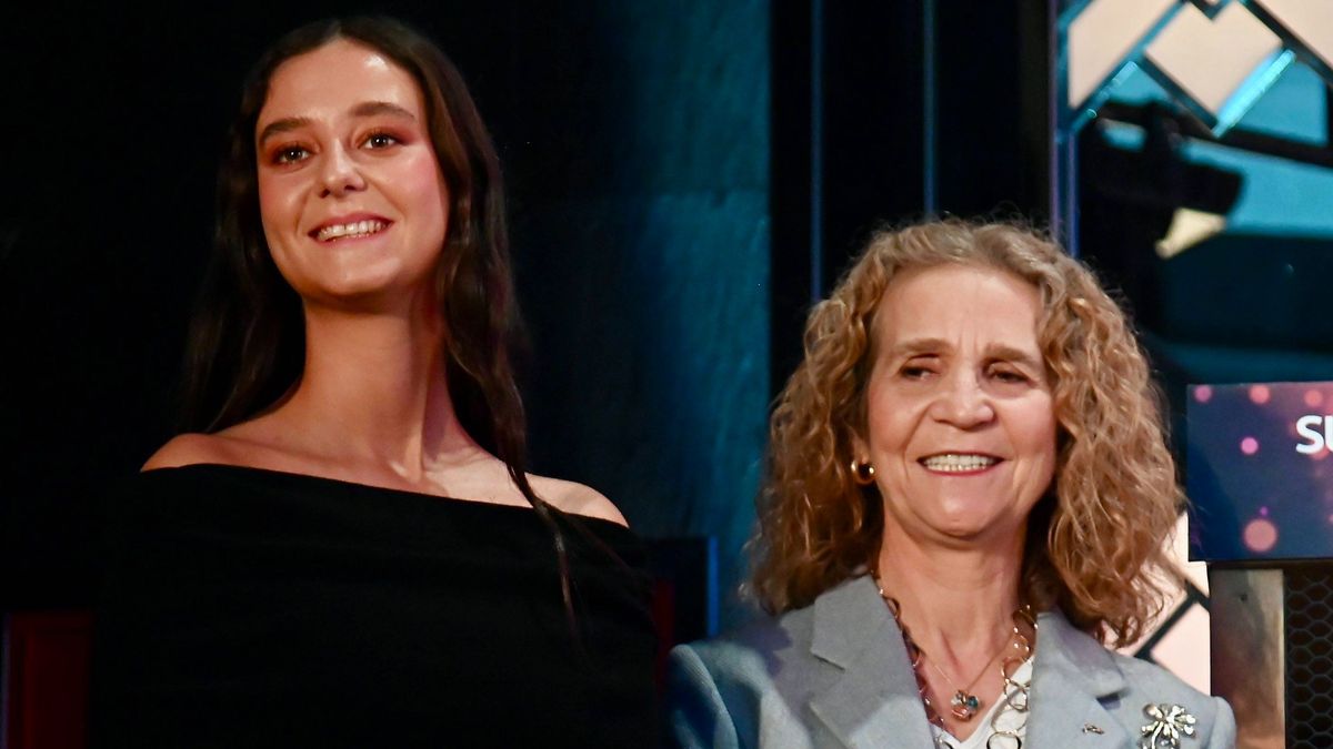 Victoria Federica posa junto a su madre la infanta Elena