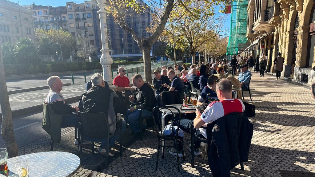 Aficionados neerlandeses en terrazas de Donostia