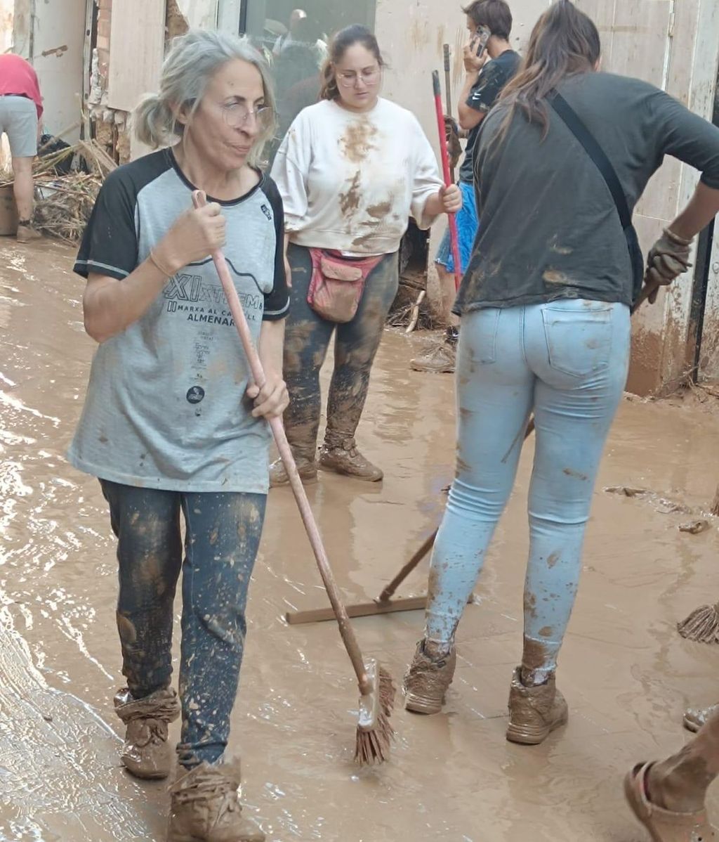 Agustina limpiando el barro frente a su vivienda destrozada en Paiporta