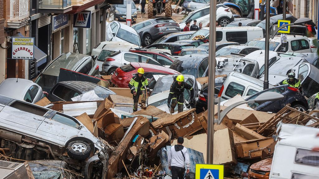 Decenas de coches afectados por las riadas de la DANA, amontonados en Sedaví, Valencia