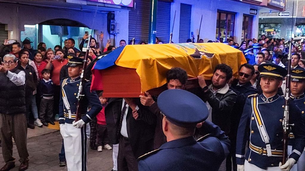 Fotografía de un velorio de la capitán Diana Estefanía Ruiz, este miércoles en Pillaro (Ecuador).