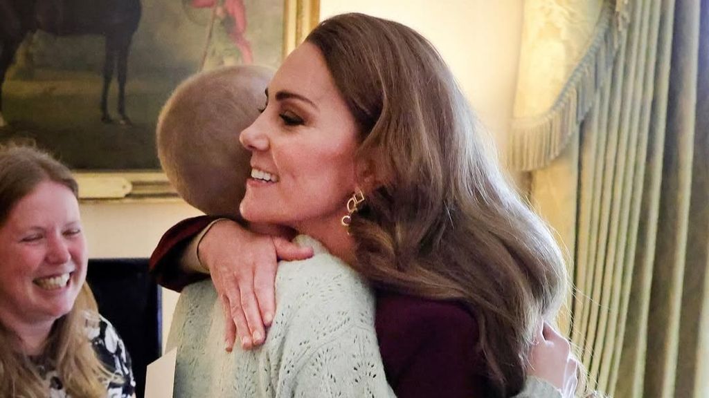 Kate Middleton durante su encuentro con Liz Hatton