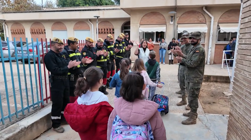 La entrañable relación entre los niños y los militares tras la DANA: desde cantar hasta hacer flexiones