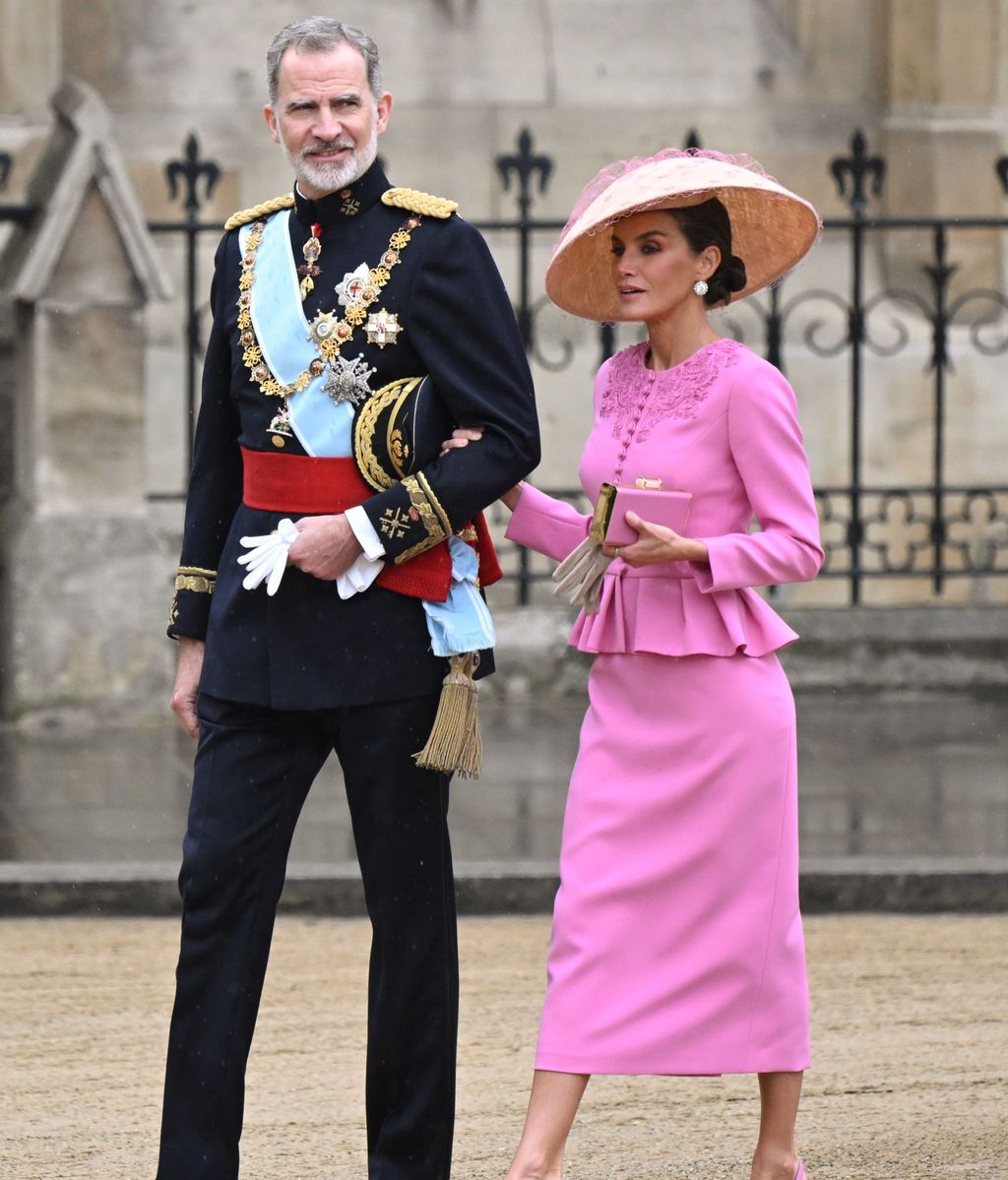 Letizia y Felipe VI durante la coronación de Carlos III