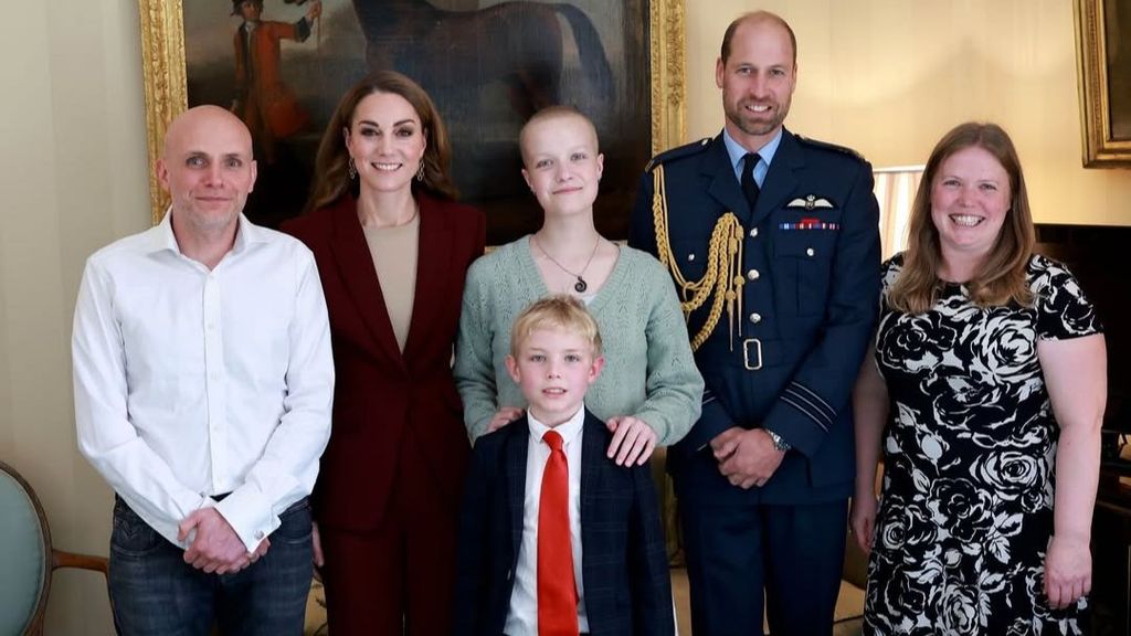 Los príncipes de Gales junto a Liz Hatton y su familia