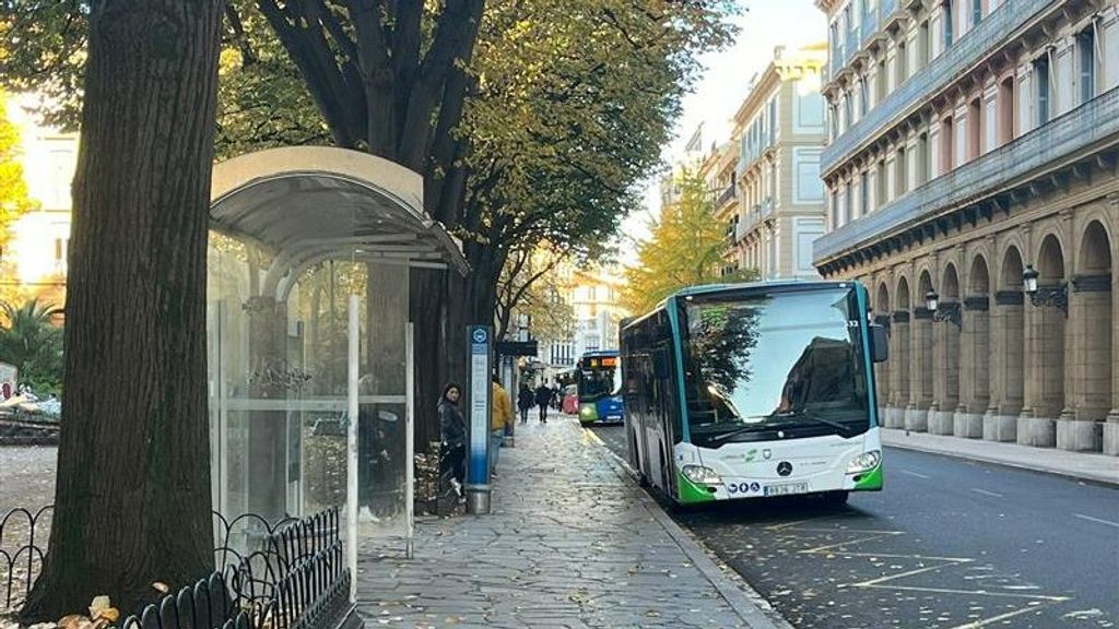 Normalidad a primera hora en las paradas más transitadas de Donostia