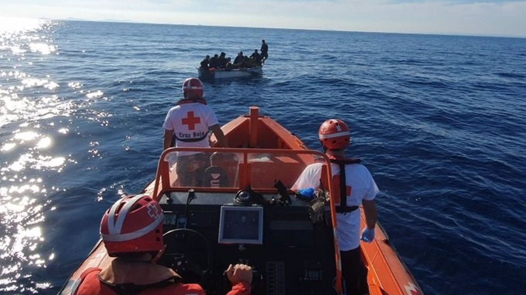 Rescate de una patera por Cruz Roja