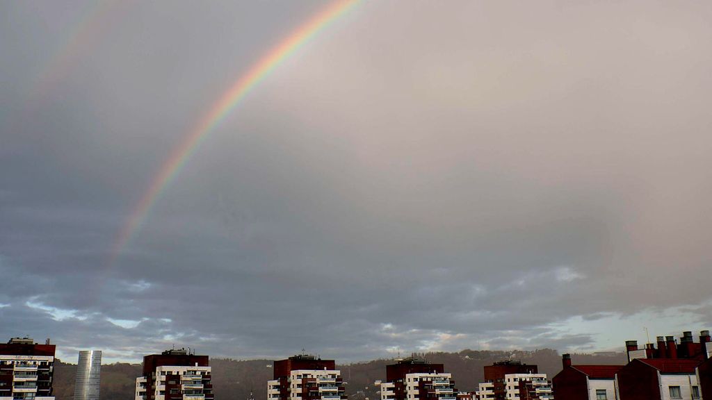 Un arco iris este lunes en Bilbao