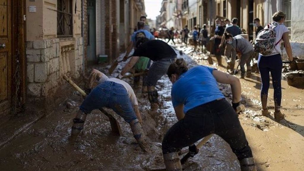 Voluntarios retirando barro en una de las localidades afectadas