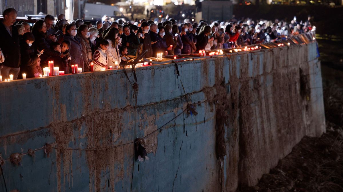 Asistentes portan velas en el homenaje en el barranco del Poyo a los fallecidos por la DANA