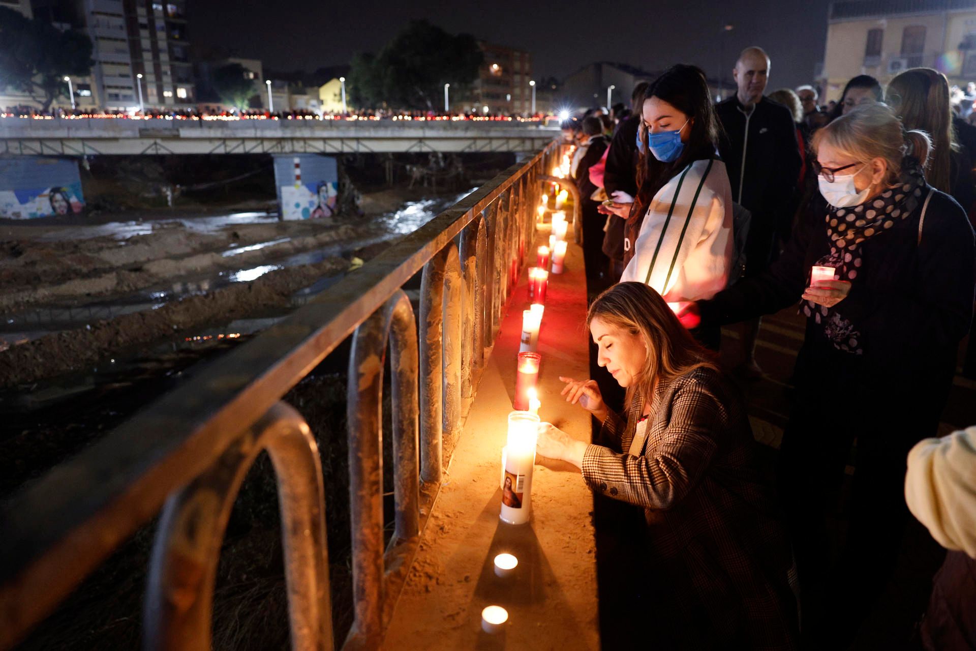 Asistentes portan velas en el homenaje en el barranco del Poyo.jpg