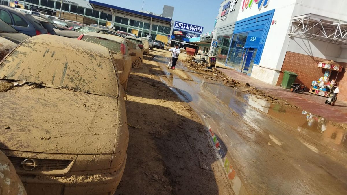 Coches destrozados y fango en las calles del polígono de Alfafar-Sedaví