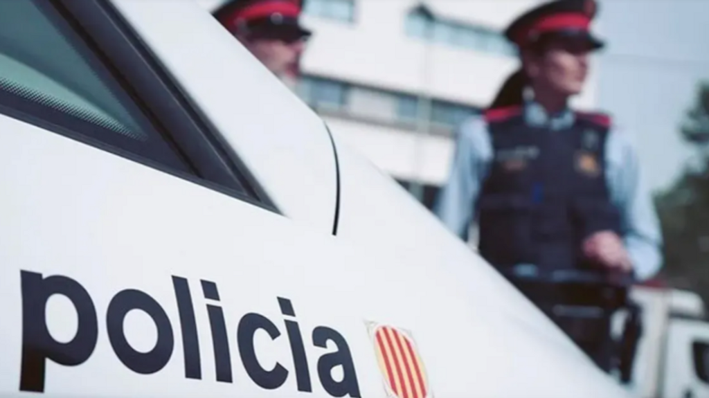 Detenido un párroco de Barcelona por tocamientos a dos jóvenes: una de las víctimas es menor