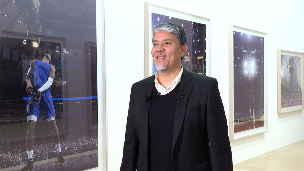 El artista estadounidense Paul Pfeiffer junto a una de sus obras en el Museo Guggenheim Bilbao