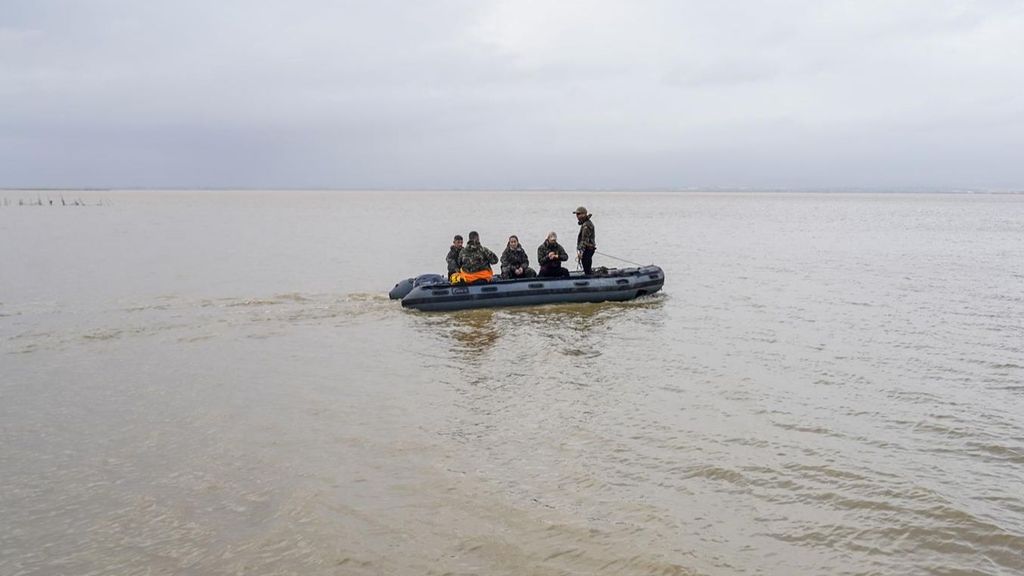 Equipos de emeregencia buscando víctimas de la dana en la Albufera