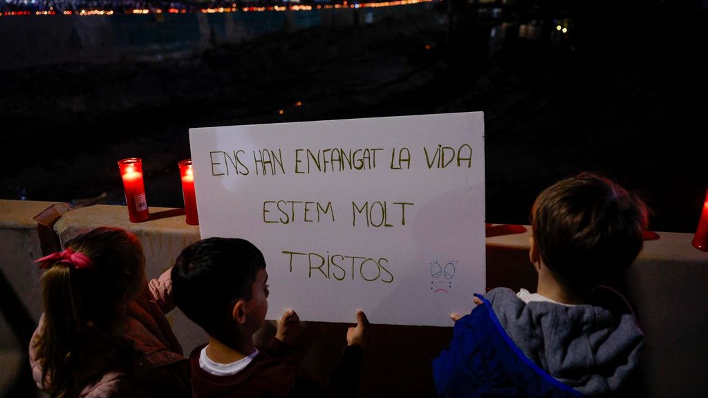 Fotogalería| Las campanas de Paiporta y el barranco del Poyo lloran por los fallecidos por la DANA, un mes después de la tragedia