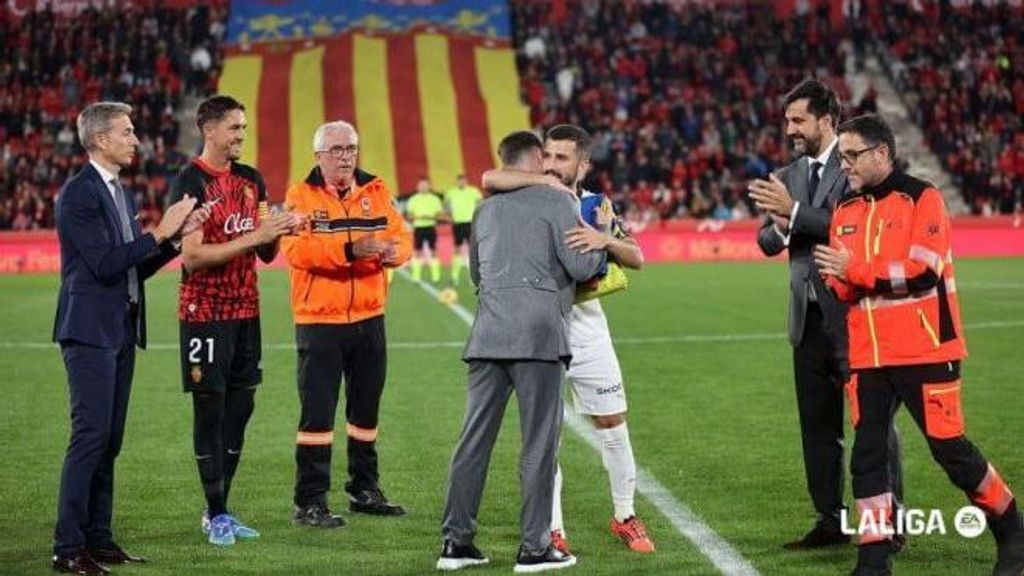 jose gaya y toni lato se abrazan en el homenaje tras la dana en son moix foto laliga